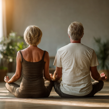 Donna matura che pratica yoga in tranquillità